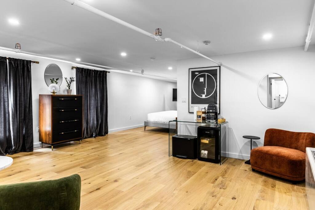 King Bed, The Phenix Historic Hotel, Spacious, Room # 406 Bangor Eksteriør bilde